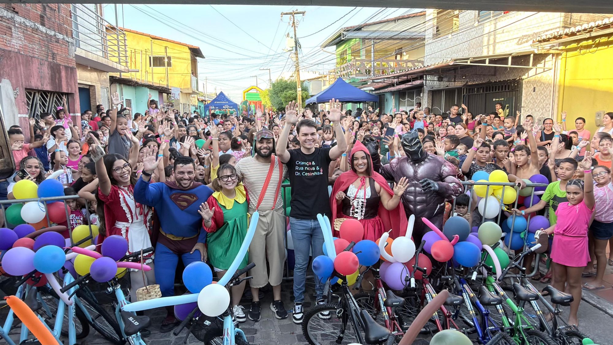 No momento, você está visualizando Dr César Maia faz a alegria das crianças em grande festa na Rua Nova