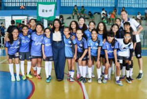 Leia mais sobre o artigo Prefeita Nilda incentiva meninas a ganhar protagonismo em campeonato de Futsal